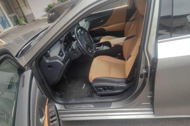 Used Lexus ES 2022 300h Deluxe Edition Left Front Seat