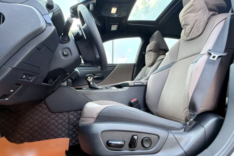 Used Lexus ES 2022 300h Deluxe Edition Left Front Seat