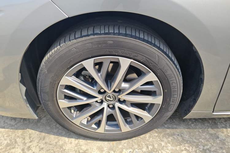 Used Lexus ES 2022 300h Excellence Edition Left Front Wheel Hub