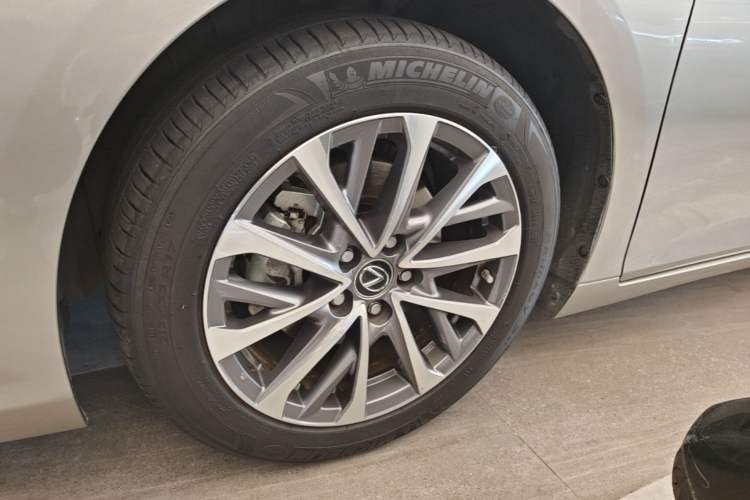 Used Lexus ES 2022 200 Excellence Edition Left Front Wheel Hub