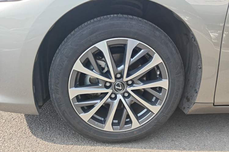 Used Lexus ES 2022 300h Excellence Edition Left Front Wheel Hub