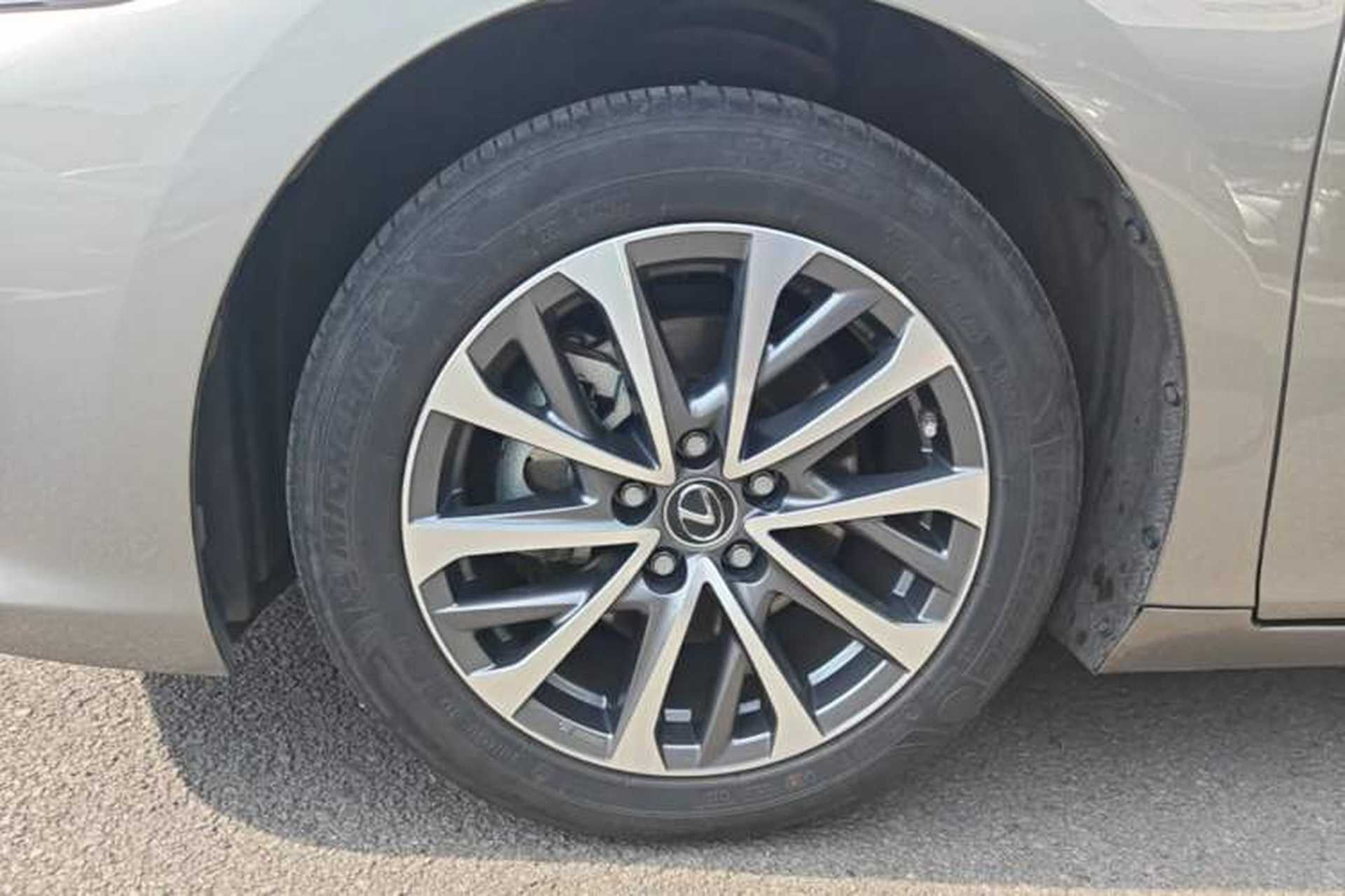 Used Lexus ES 2022 300h Excellence Edition Left Front Wheel Hub