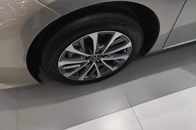 Used Lexus ES 2022 200 Excellence Edition Left Front Wheel Hub