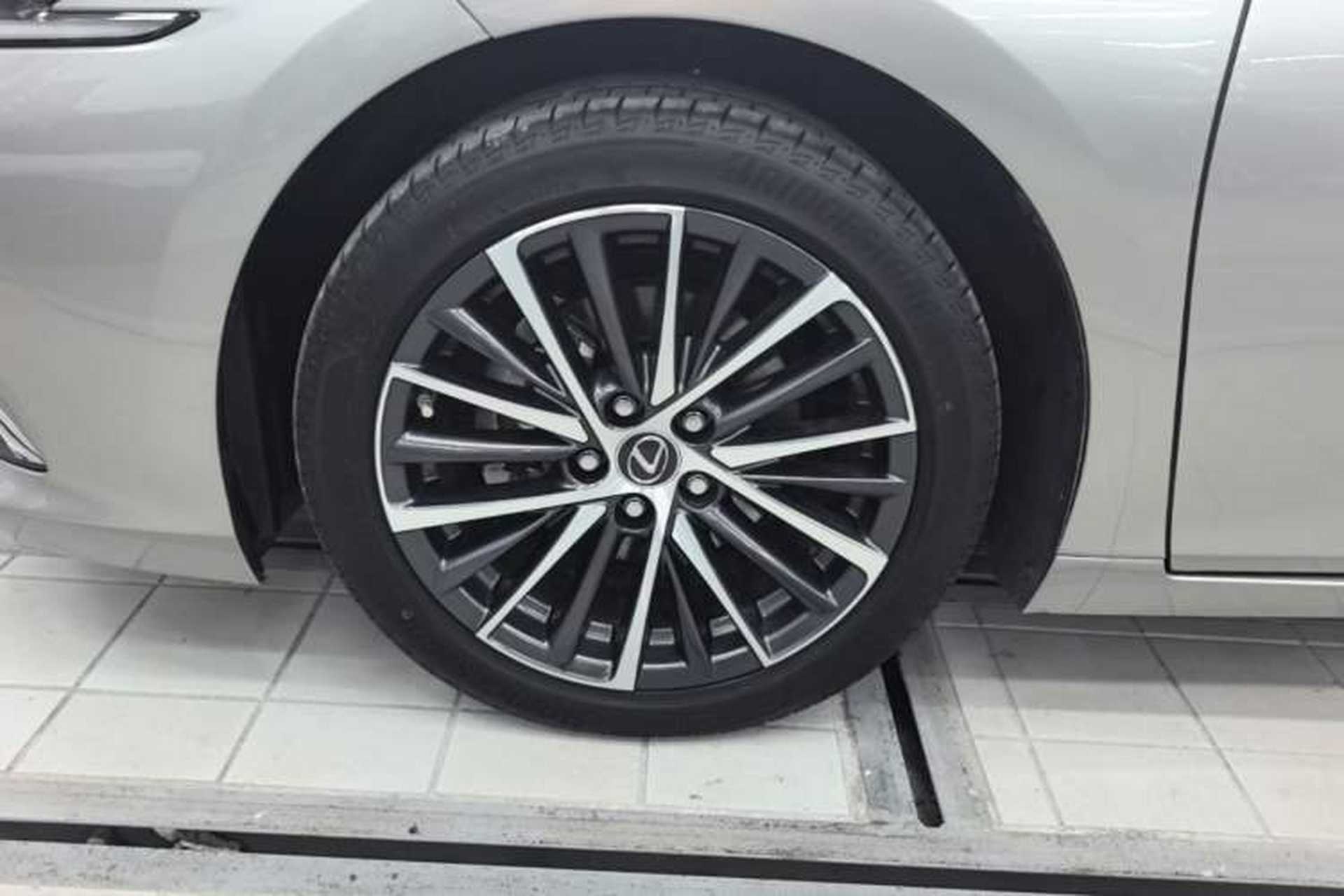 Used Lexus ES 2022 300h Excellence Edition Left Front Wheel Hub