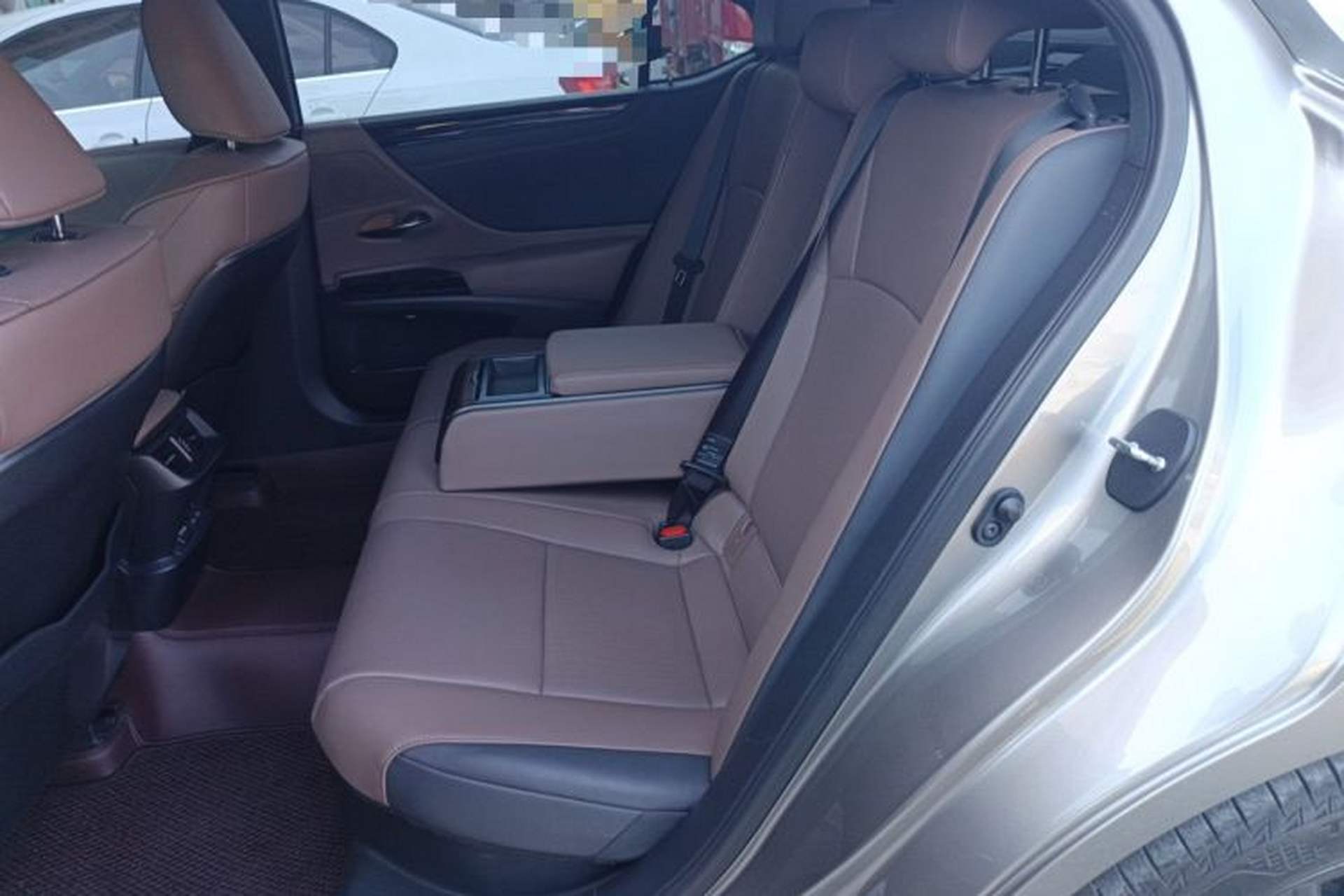 Used Lexus ES 2022 300h Deluxe Edition Left Rear Seat