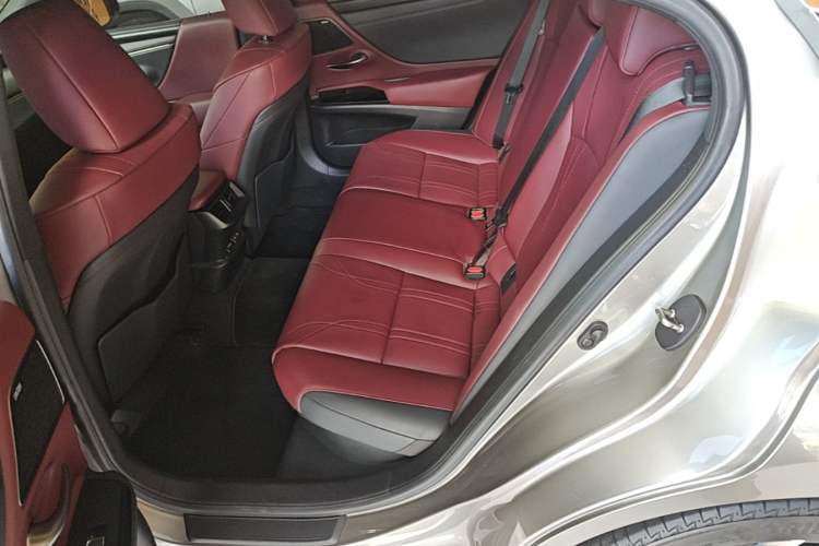 Used Lexus ES 2022 300h Silver Glow Limited Edition Left Rear Seat