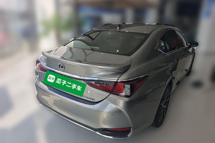 Used Lexus ES 2022 300h Deluxe Edition Rear Right 45 Deg