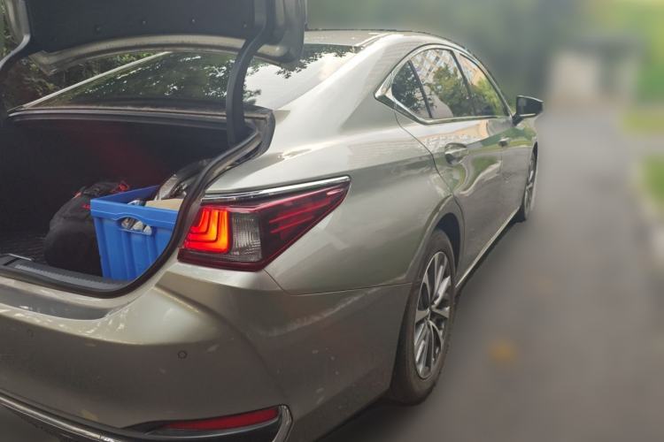 Used Lexus ES 2022 300h Excellence Edition Rear Right 45 Deg