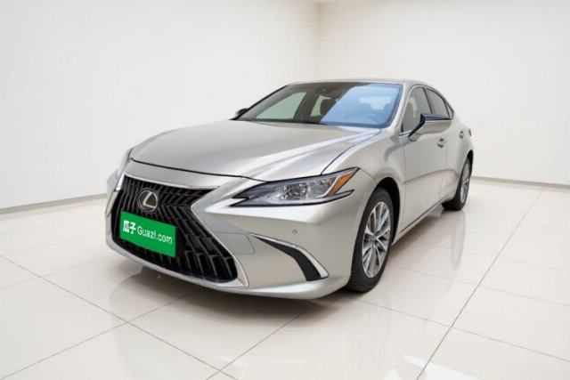 Lexus ES 2022 200 Excellence Edition مستعملة