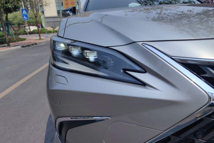 Used Lexus ES 2022 300h Deluxe Edition Right Front Headlight