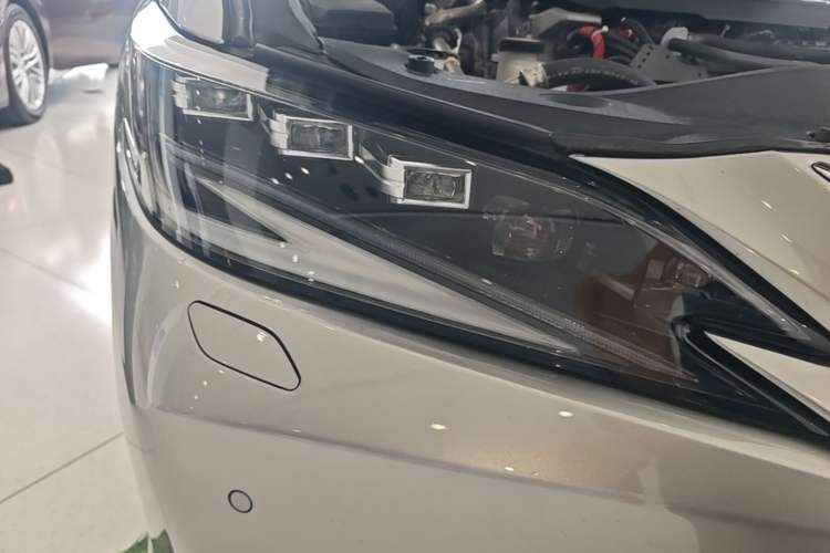 Used Lexus ES 2022 300h Deluxe Edition Right Front Headlight