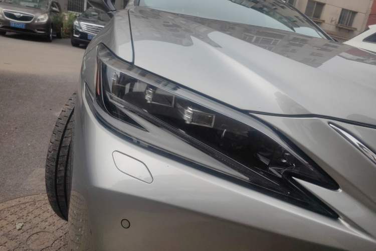 Used Lexus ES 2022 300h Deluxe Edition Right Front Headlight