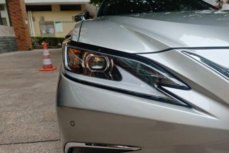 Used Lexus ES 2022 300h Excellence Edition Right Front Headlight