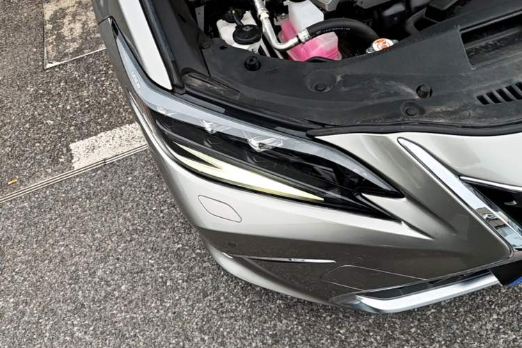 Used Lexus ES 2022 300h Deluxe Edition Right Front Headlight