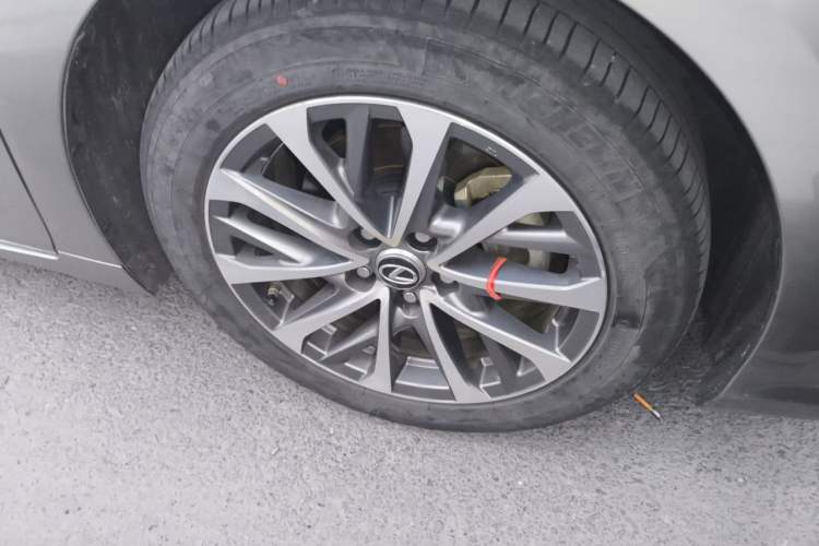 Used Lexus ES 2022 300h Excellence Edition Right Front Wheel Hub
