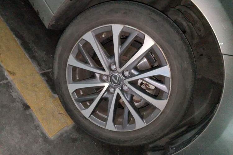 Used Lexus ES 2022 200 Luxury Edition Right Front Wheel Hub