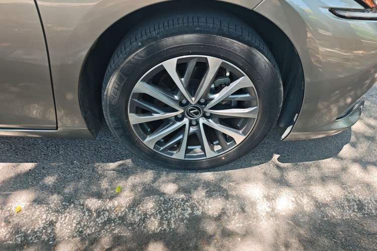 Used Lexus ES 2022 260 Excellence Edition Right Front Wheel Hub