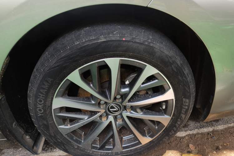 Used Lexus ES 2022 200 Excellence Edition Right Front Wheel Hub