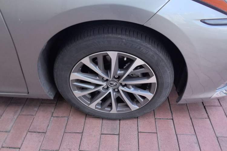 Used Lexus ES 2022 300h Excellence Edition Right Front Wheel Hub