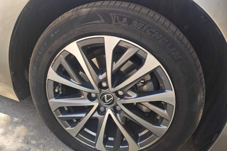 Used Lexus ES 2022 300h Excellence Edition Right Front Wheel Hub