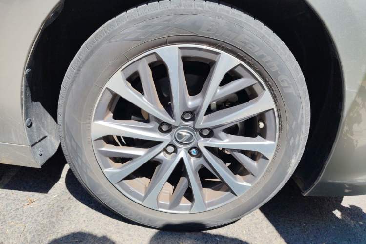 Used Lexus ES 2022 200 Excellence Edition Right Front Wheel Hub