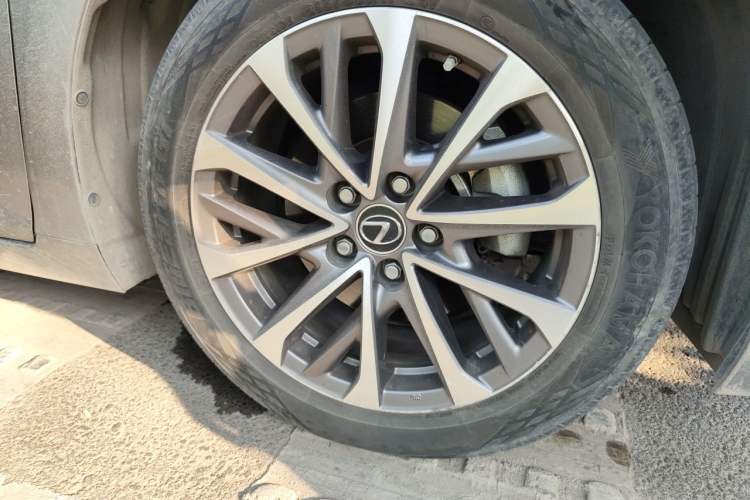 Used Lexus ES 2022 200 Excellence Edition Right Front Wheel Hub