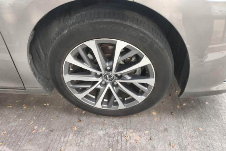 Used Lexus ES 2022 200 Excellence Edition Right Front Wheel Hub