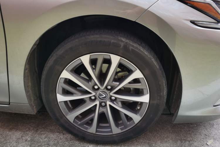 Used Lexus ES 2022 300h Excellence Edition Right Front Wheel Hub