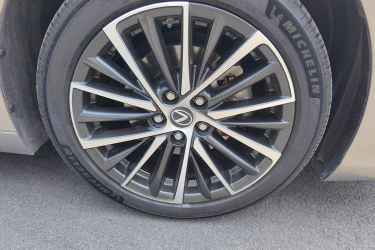Used Lexus ES 2022 300h Deluxe Edition Right Front Wheel Hub