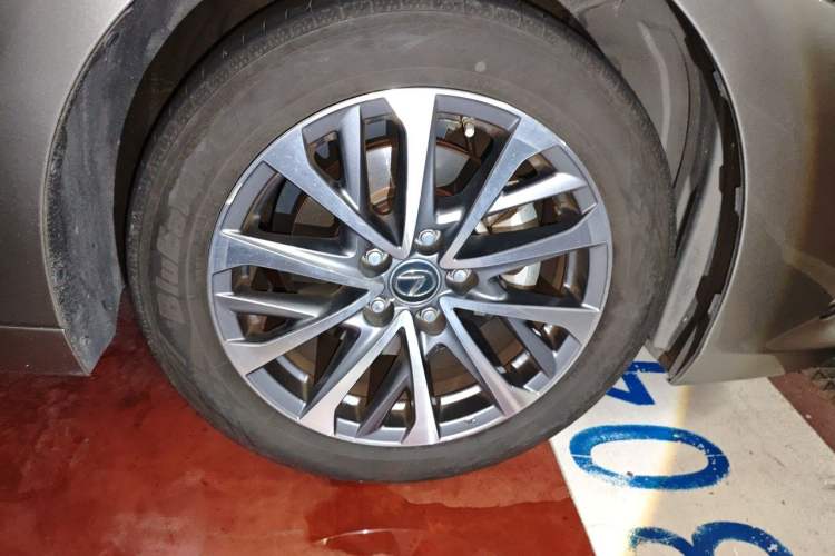 Used Lexus ES 2022 200 Excellence Edition Right Front Wheel Hub