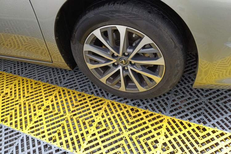 Used Lexus ES 2022 200 Excellence Edition Right Front Wheel Hub