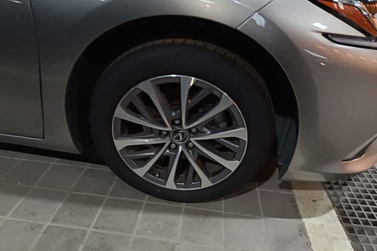 Used Lexus ES 2022 200 Excellence Edition Right Front Wheel Hub