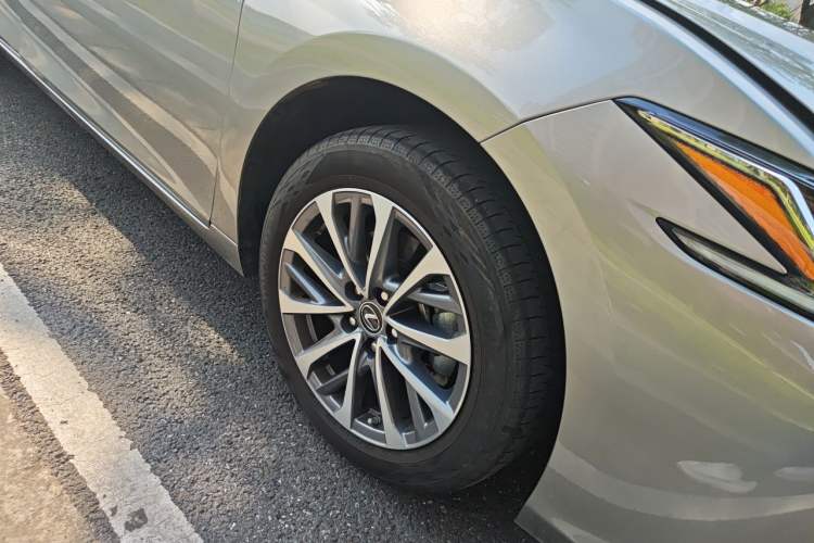 Used Lexus ES 2022 200 Excellence Edition Right Front Wheel Hub