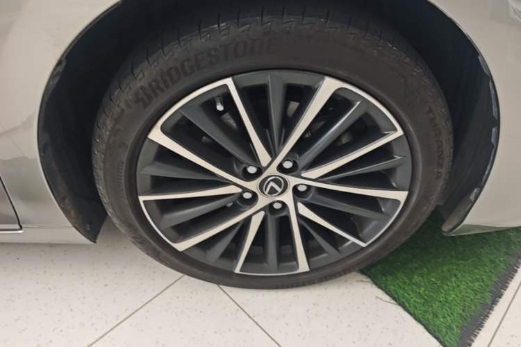Used Lexus ES 2022 300h Deluxe Edition Right Front Wheel Hub