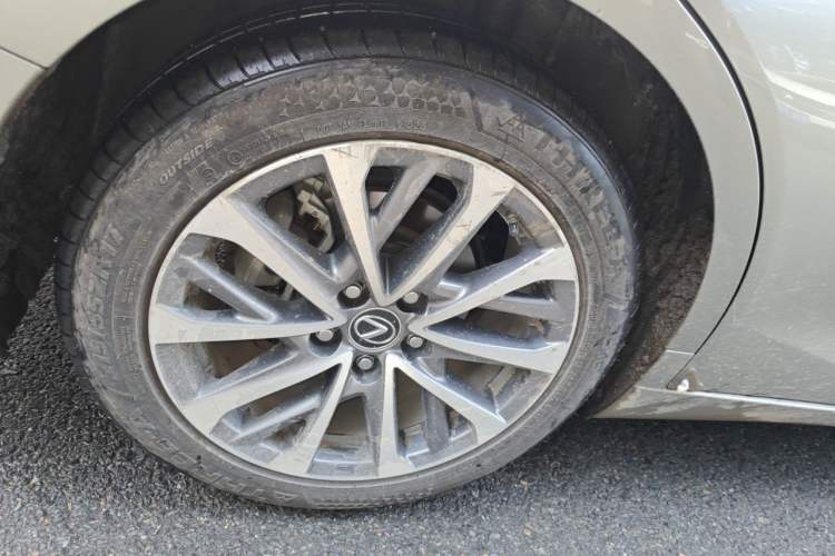 Used Lexus ES 2022 200 Excellence Edition Right Front Wheel Hub