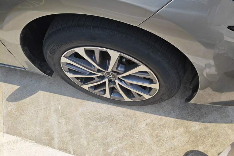 Used Lexus ES 2022 200 Excellence Edition Right Front Wheel Hub