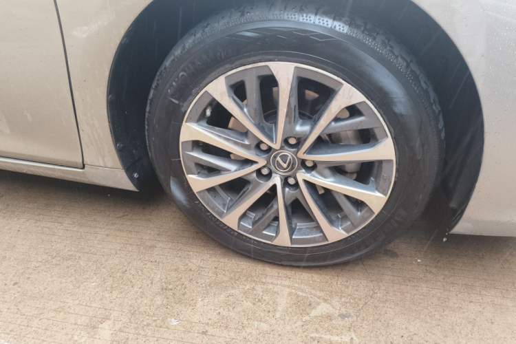 Used Lexus ES 2022 200 Excellence Edition Right Front Wheel Hub