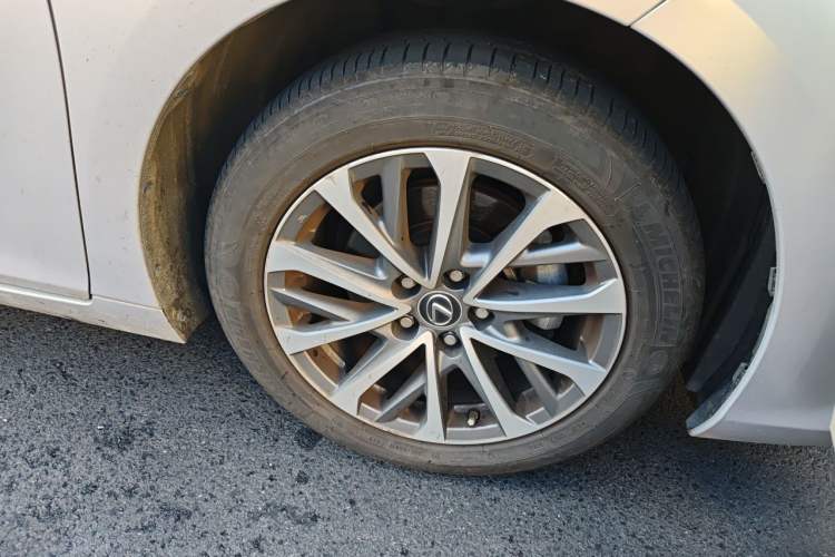 Used Lexus ES 2022 200 Excellence Edition Right Front Wheel Hub