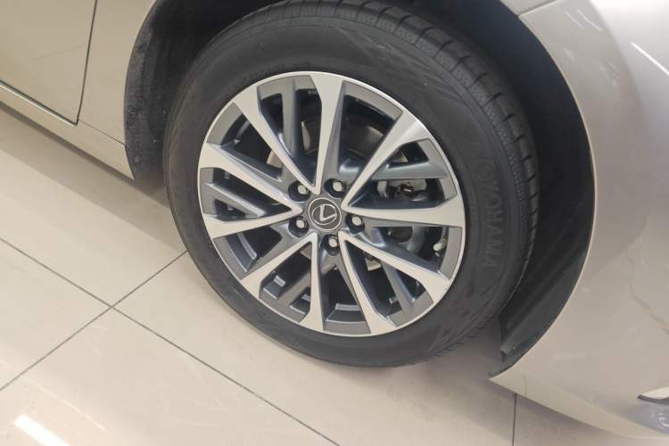 Used Lexus ES 2022 200 Excellence Edition Right Front Wheel Hub