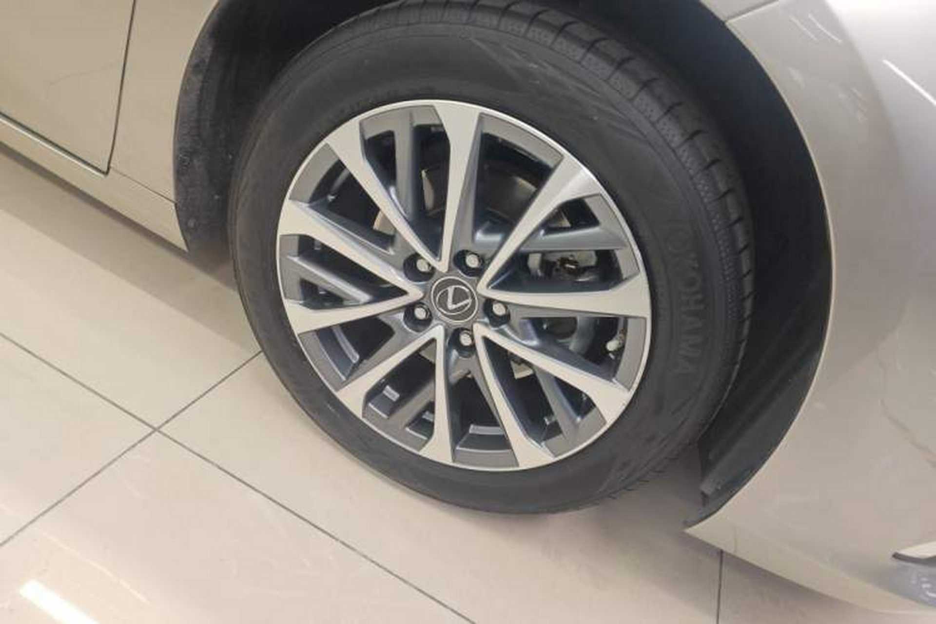 Used Lexus ES 2022 200 Excellence Edition Right Front Wheel Hub