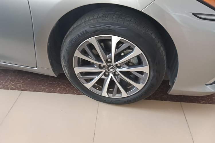 Used Lexus ES 2022 200 Luxury Edition Right Front Wheel Hub