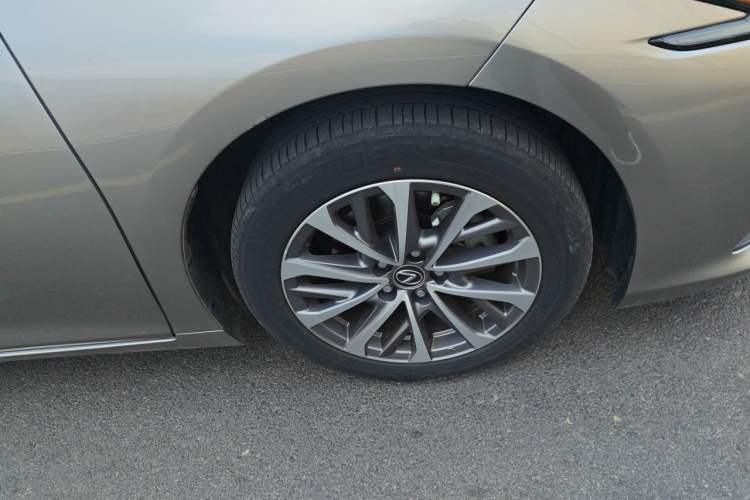 Used Lexus ES 2022 300h Excellence Edition Right Front Wheel Hub