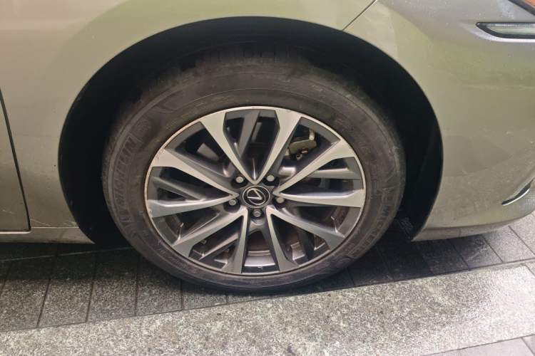 Used Lexus ES 2022 200 Excellence Edition Right Front Wheel Hub
