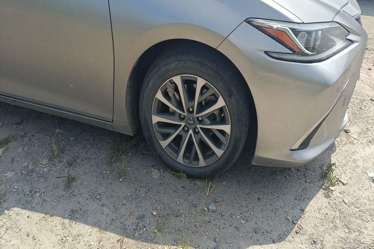 Used Lexus ES 2022 200 Excellence Edition Right Front Wheel Hub