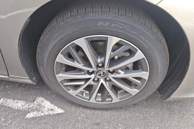 Used Lexus ES 2022 300h Excellence Edition Right Front Wheel Hub