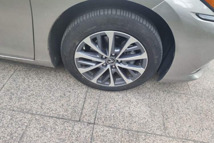 Used Lexus ES 2022 200 Excellence Edition Right Front Wheel Hub