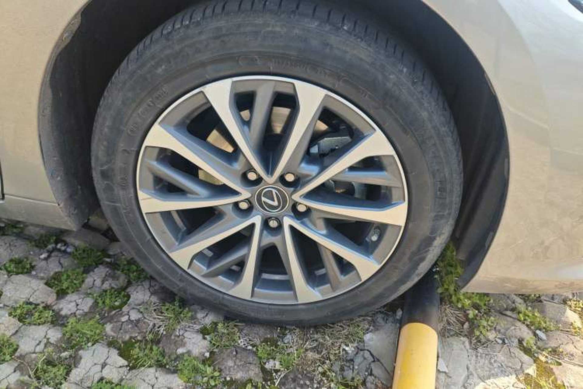 Used Lexus ES 2022 300h Excellence Edition Right Front Wheel Hub