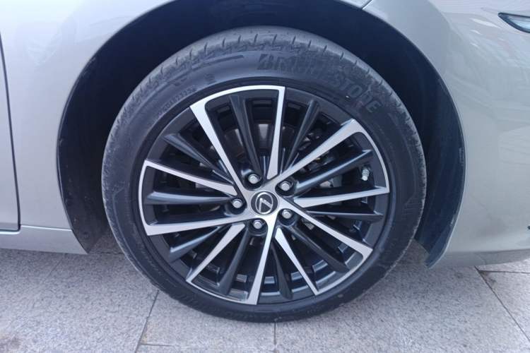 Used Lexus ES 2022 300h Deluxe Edition Right Front Wheel Hub
