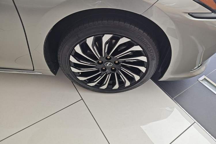 Used Lexus ES 2022 300h Silver Glow Limited Edition Right Front Wheel Hub