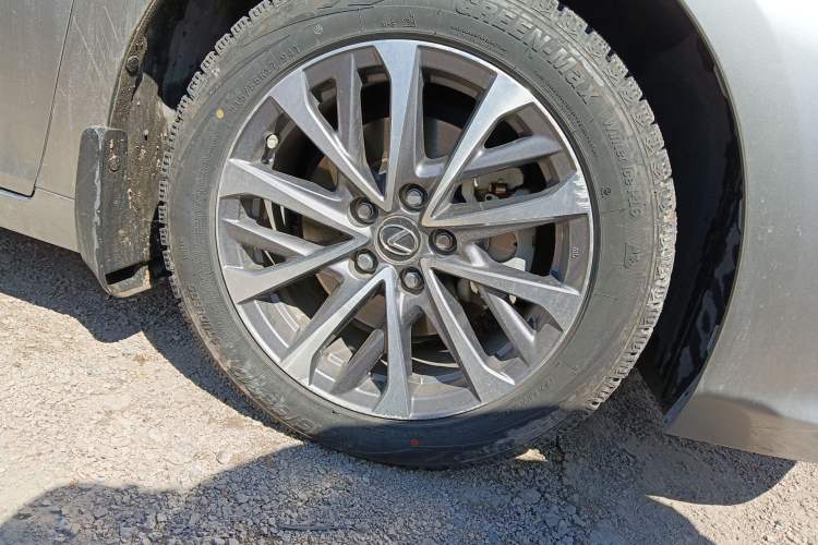 Used Lexus ES 2022 300h Excellence Edition Right Front Wheel Hub